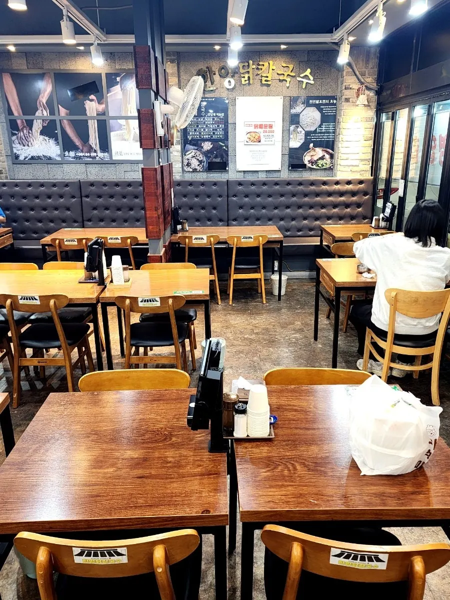 The well-maintained interior of Hanyang Dak Kalguksu