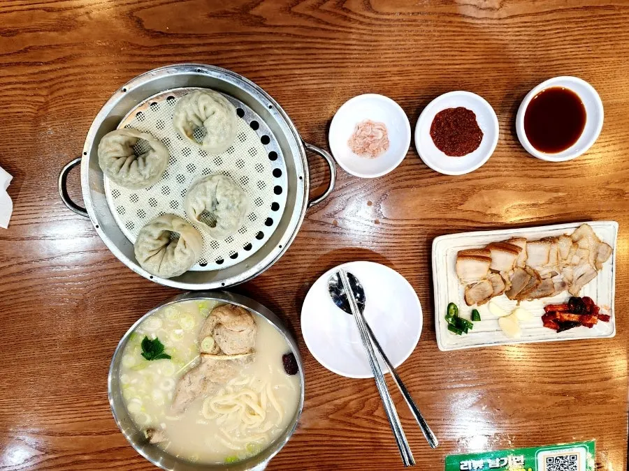 Dak kalguksu served with mini suyuk and meat wang mandu