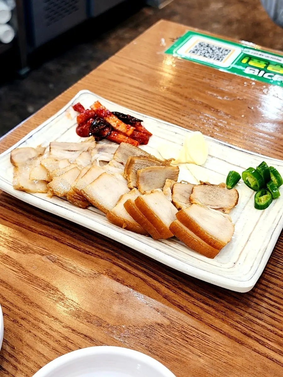 A plate of Hanyang Dak Kalguksu's mini suyuk