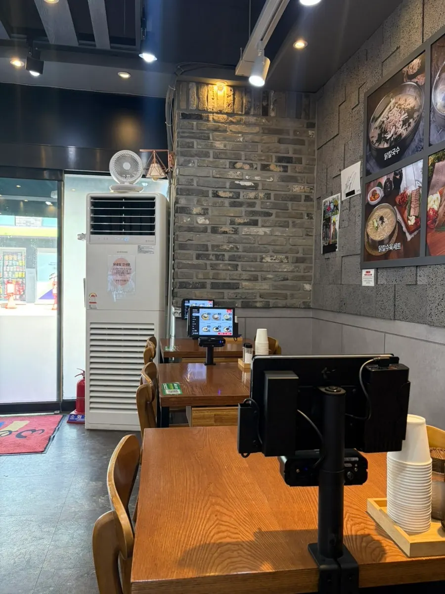 한양닭칼국수 매장 내부 테이블