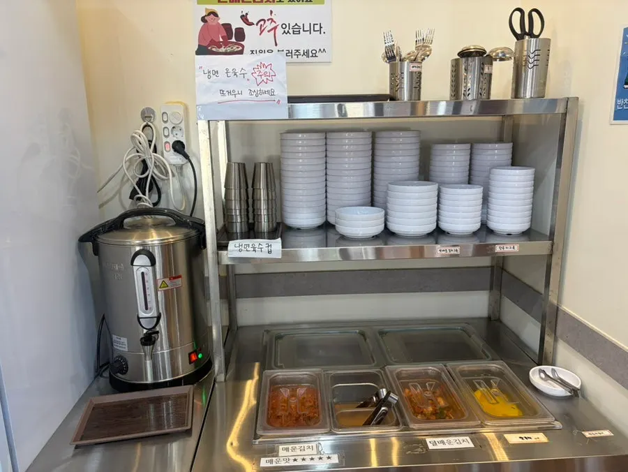 김치와 단무지가 놓인 셀프바