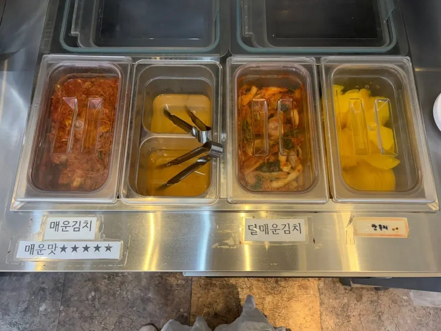 셀프바 물과 그릇 코너