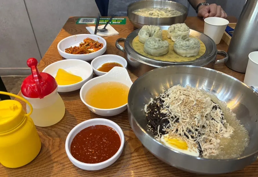 닭칼국수와 초계매운비빔냉면, 고기왕만두 한 상