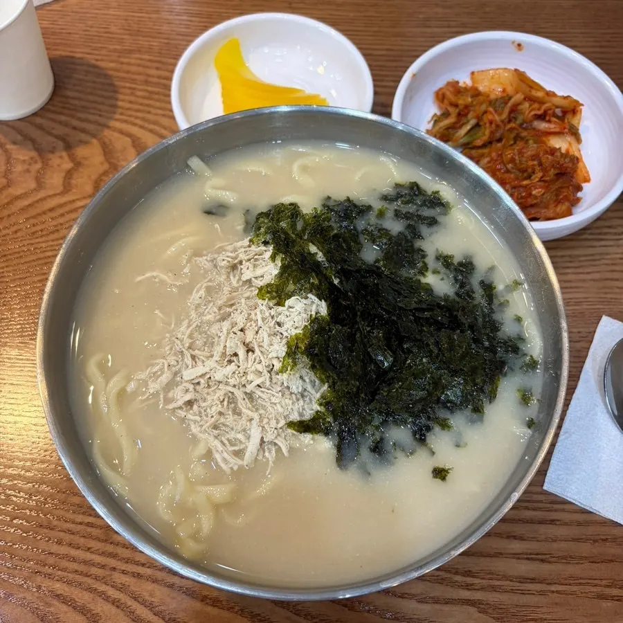김고명을 올린 닭칼국수 한 그릇
