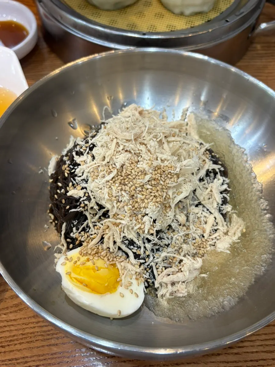 닭가슴살이 올라간 초계매운비빔냉면