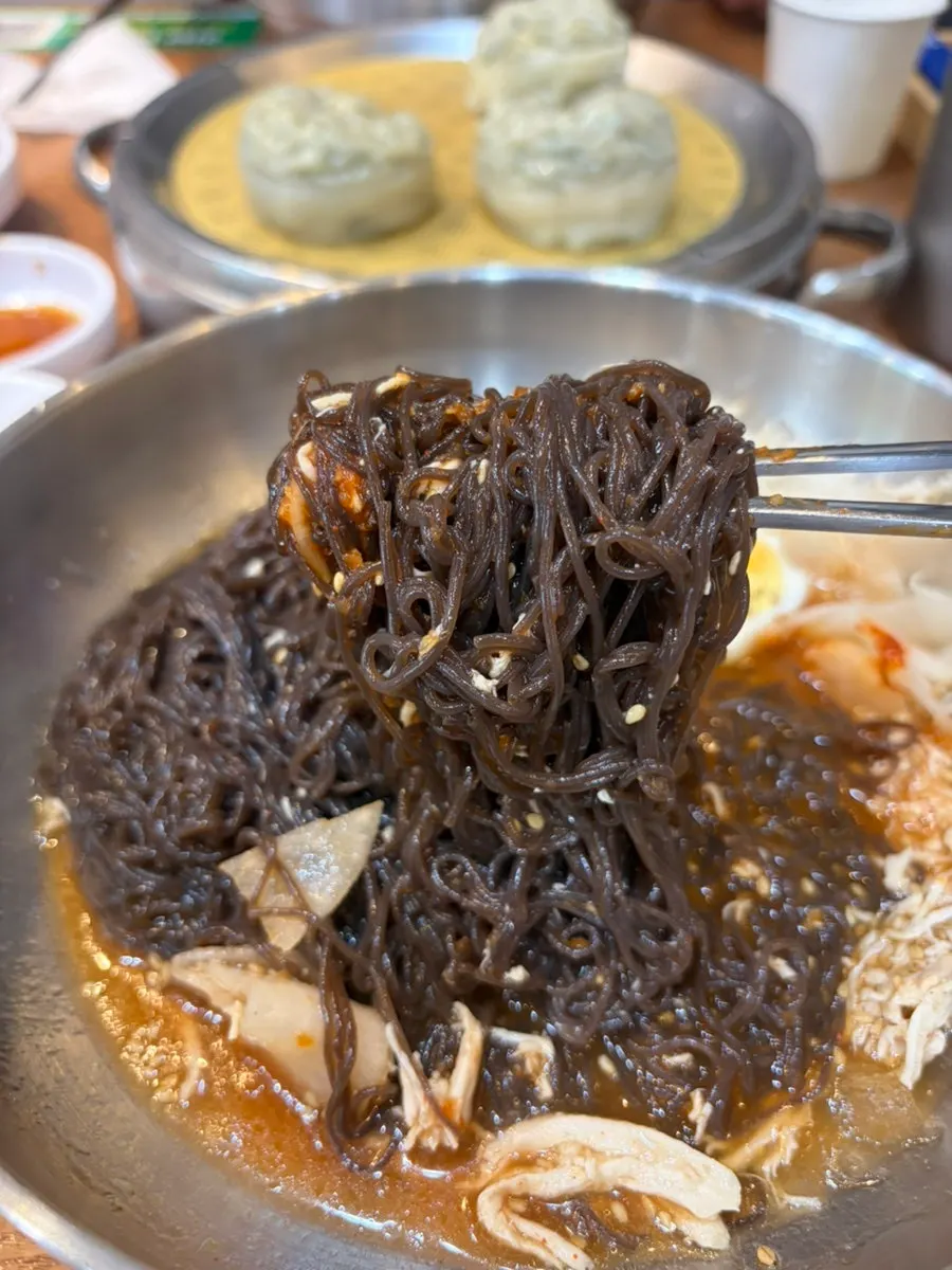 양념장에 비빈 초계매운비빔냉면 면발
