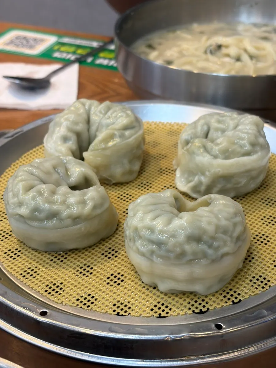 접시에 담긴 고기왕만두