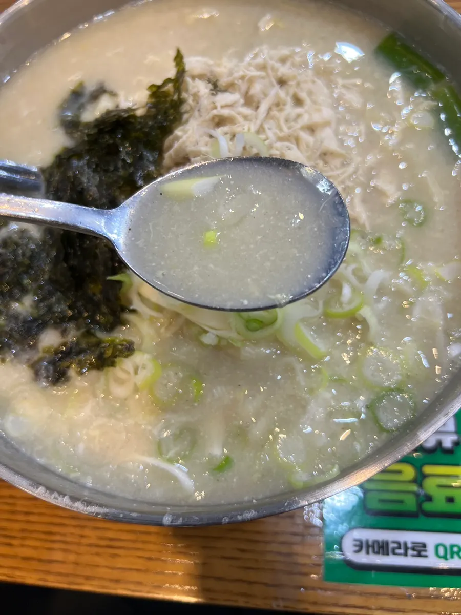 닭칼국수와 셀프로 가져온 매운김치