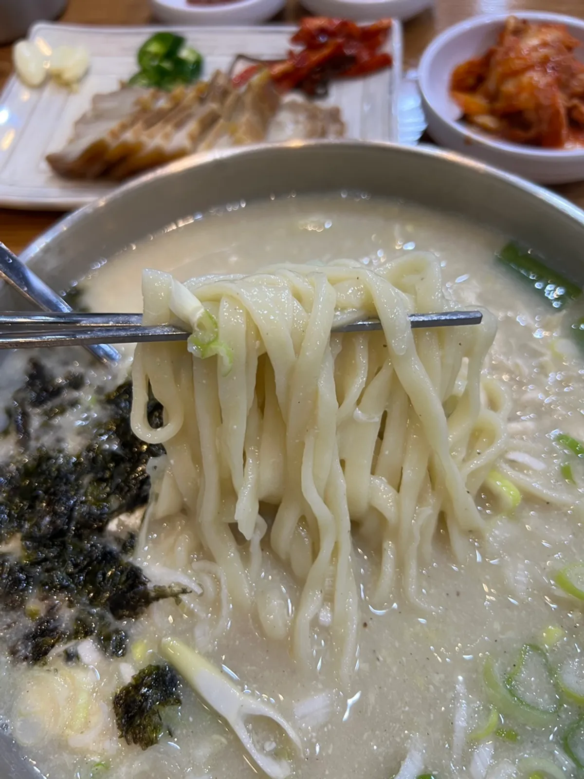닭고기 고명 올라간 한양닭칼국수
