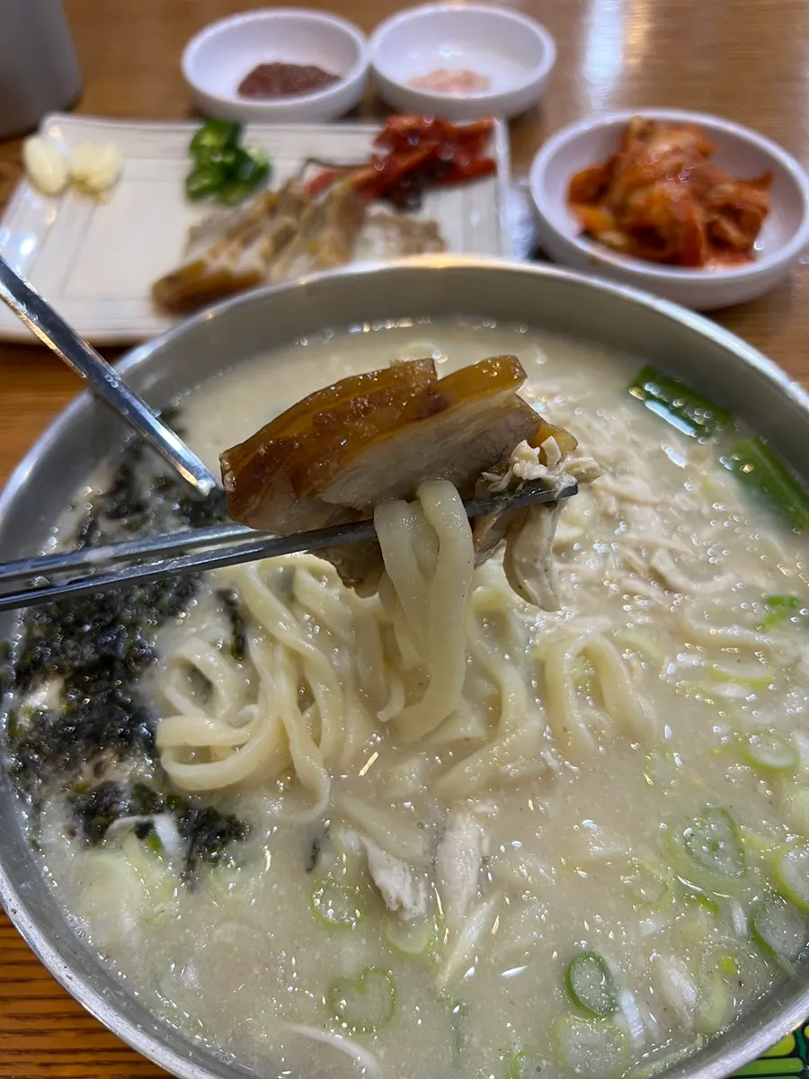 칼국수 면과 함께 먹는 미니수육