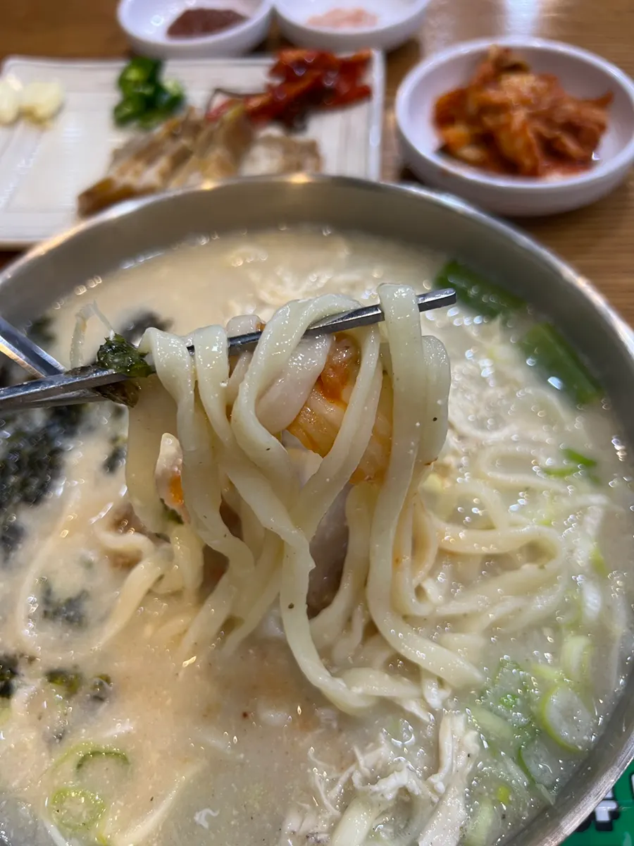 미니수육과 매운김치 조합