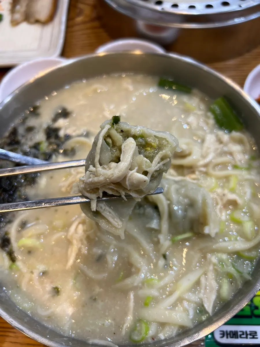 닭육수에 적신 왕고기만두