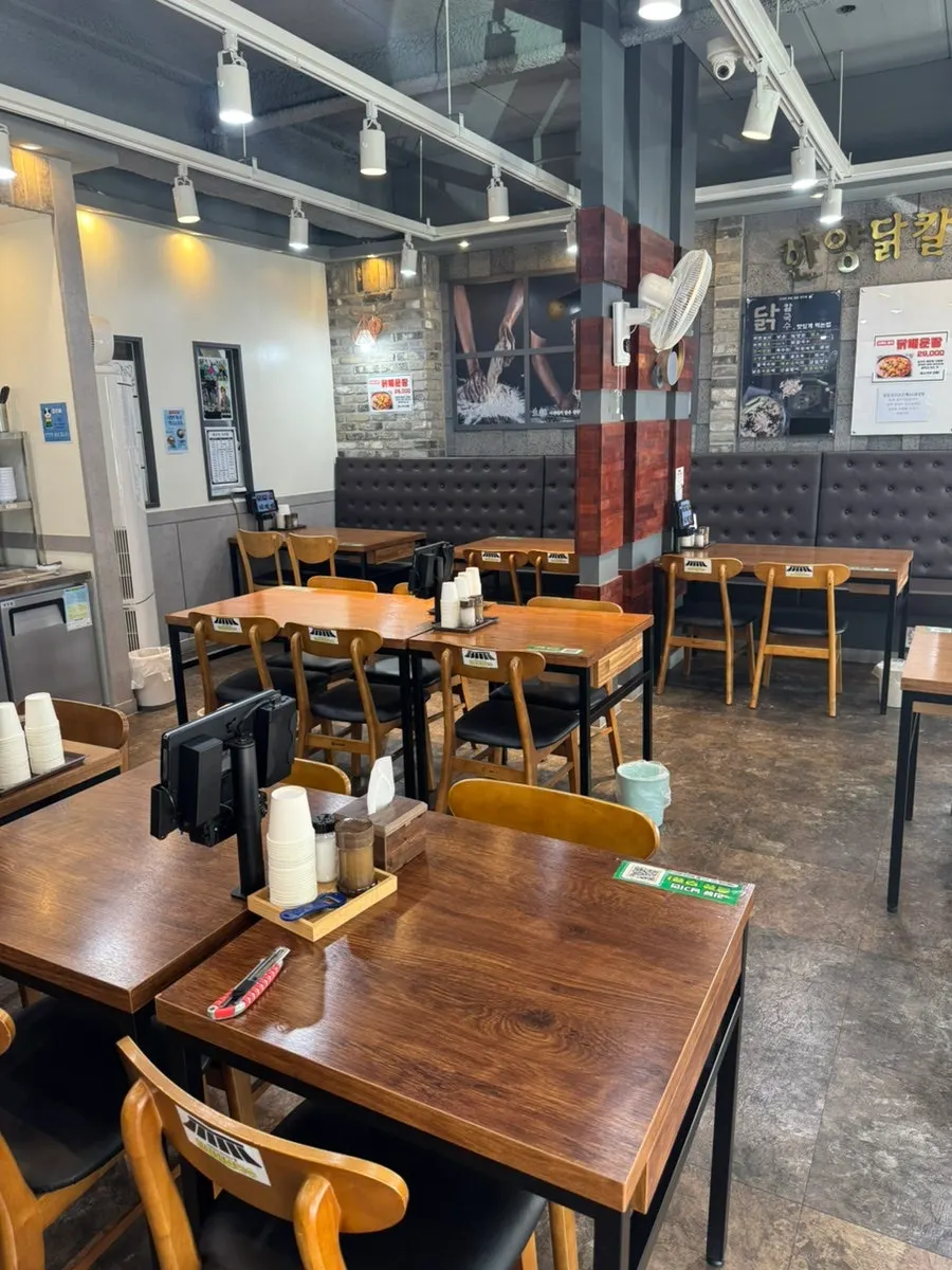 2인석 4인석이 배치된 한양닭칼국수 본점 내부