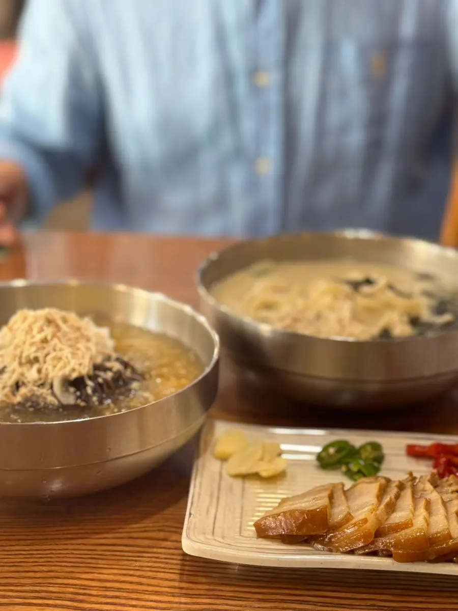 김고명 올린 한양닭칼국수와 수육 세트 한 상