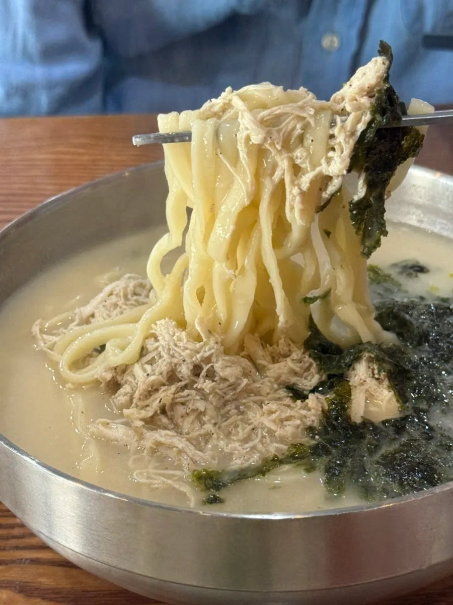 닭가슴살 고명과 김가루가 얹힌 닭칼국수