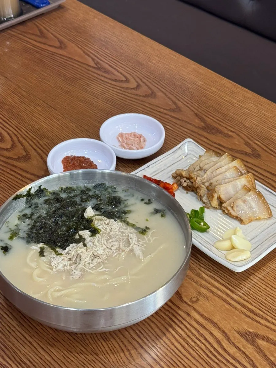 천연발효면을 건져 올린 닭칼국수 면발