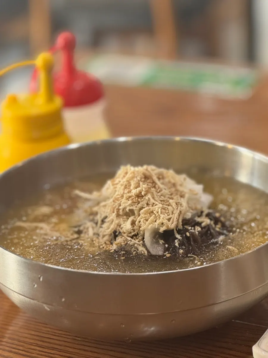 세트로 나온 한방수육과 새우젓 쌈장