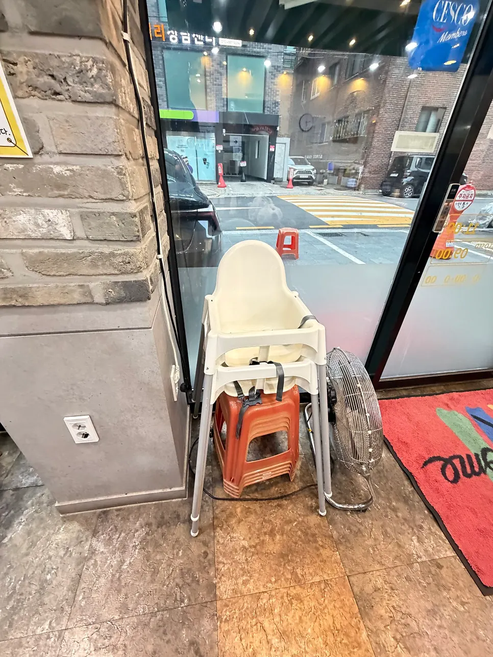 재료와 조리 과정 안내가 붙은 매장 공간