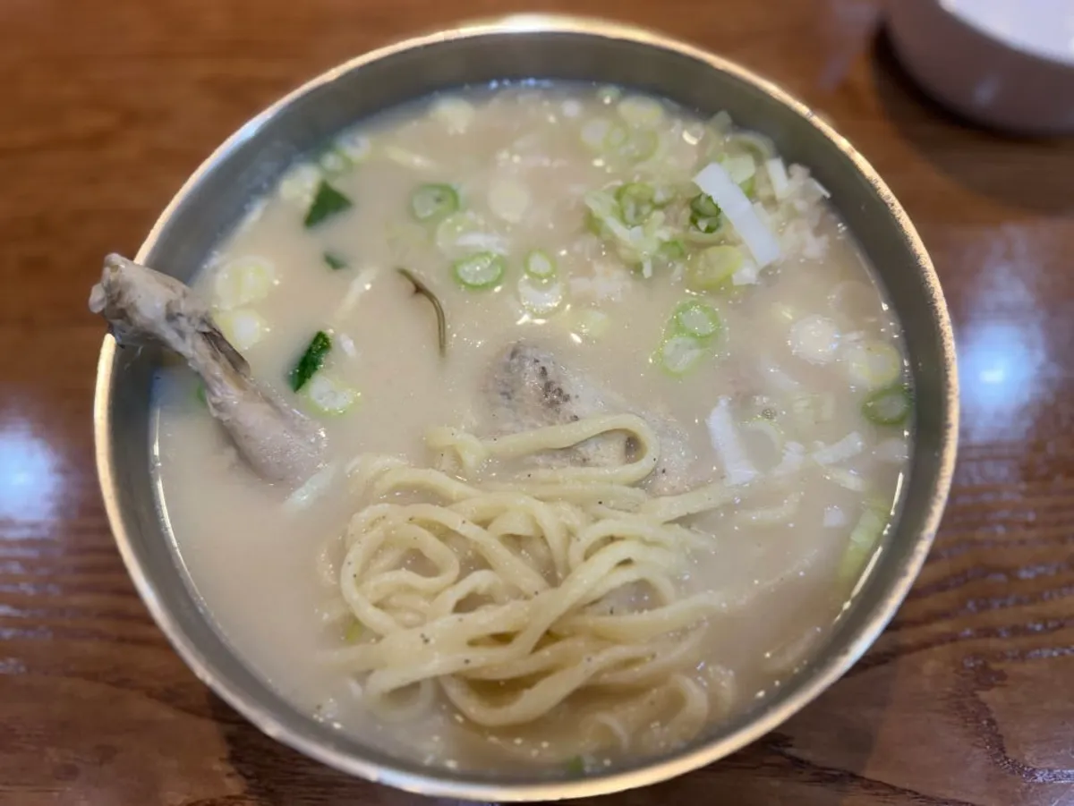 닭고기 올린 초계물냉면
