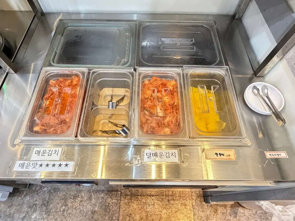 매장에서 직접 담근 김치 반찬