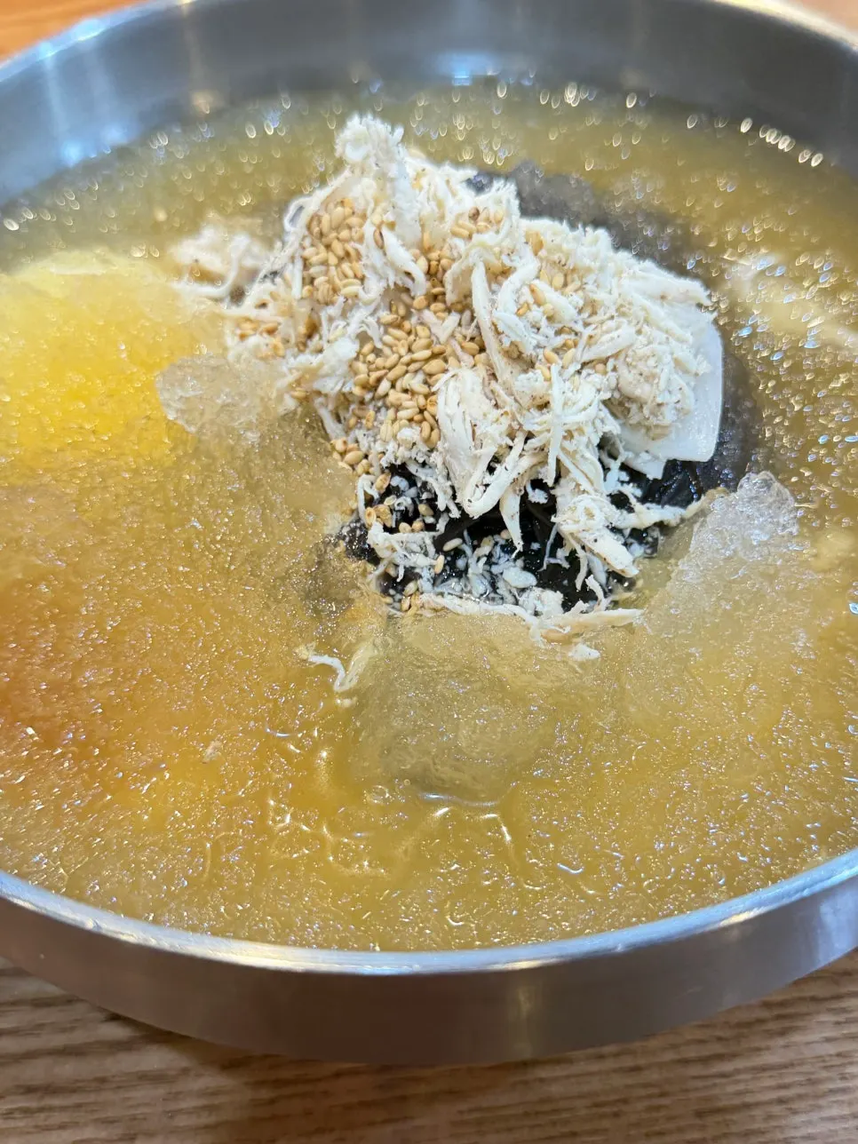 국물과 면을 함께 먹는 삼계칼국수