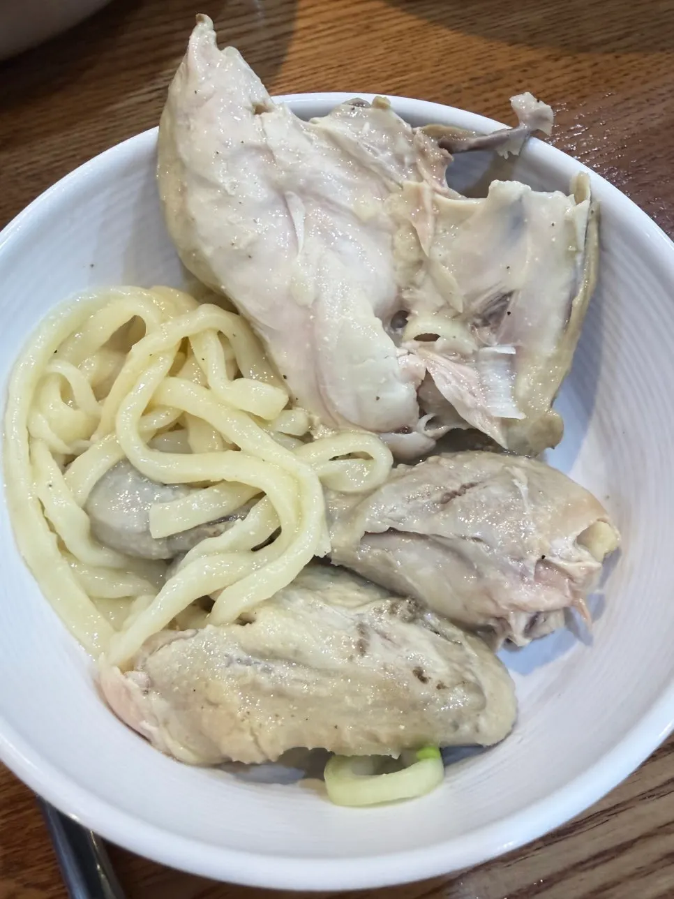 삼계칼국수 국물과 닭고기