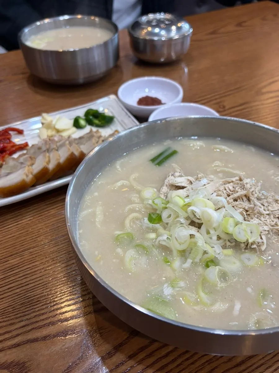 A bowl of dak kalguksu topped with green onion