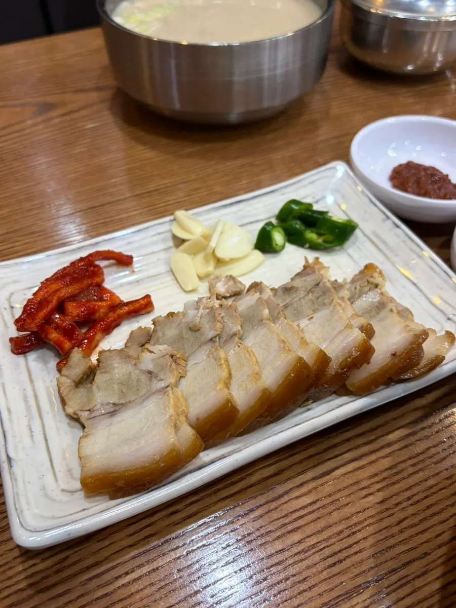 Suyuk (boiled meat) set served alongside the kalguksu