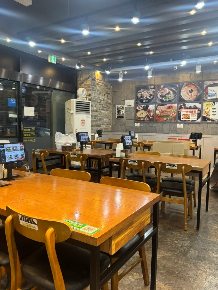 Interior of Hanyang Dak Kalguksu with generously spaced tables