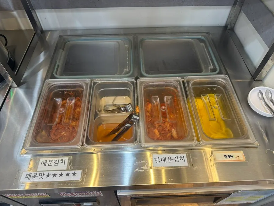 Daily-made geotjeori and spicy kimchi side dishes