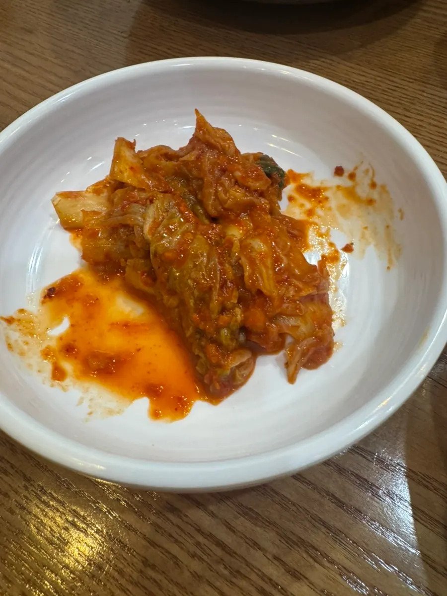 A plate of geotjeori kimchi at Hanyang Dak Kalguksu