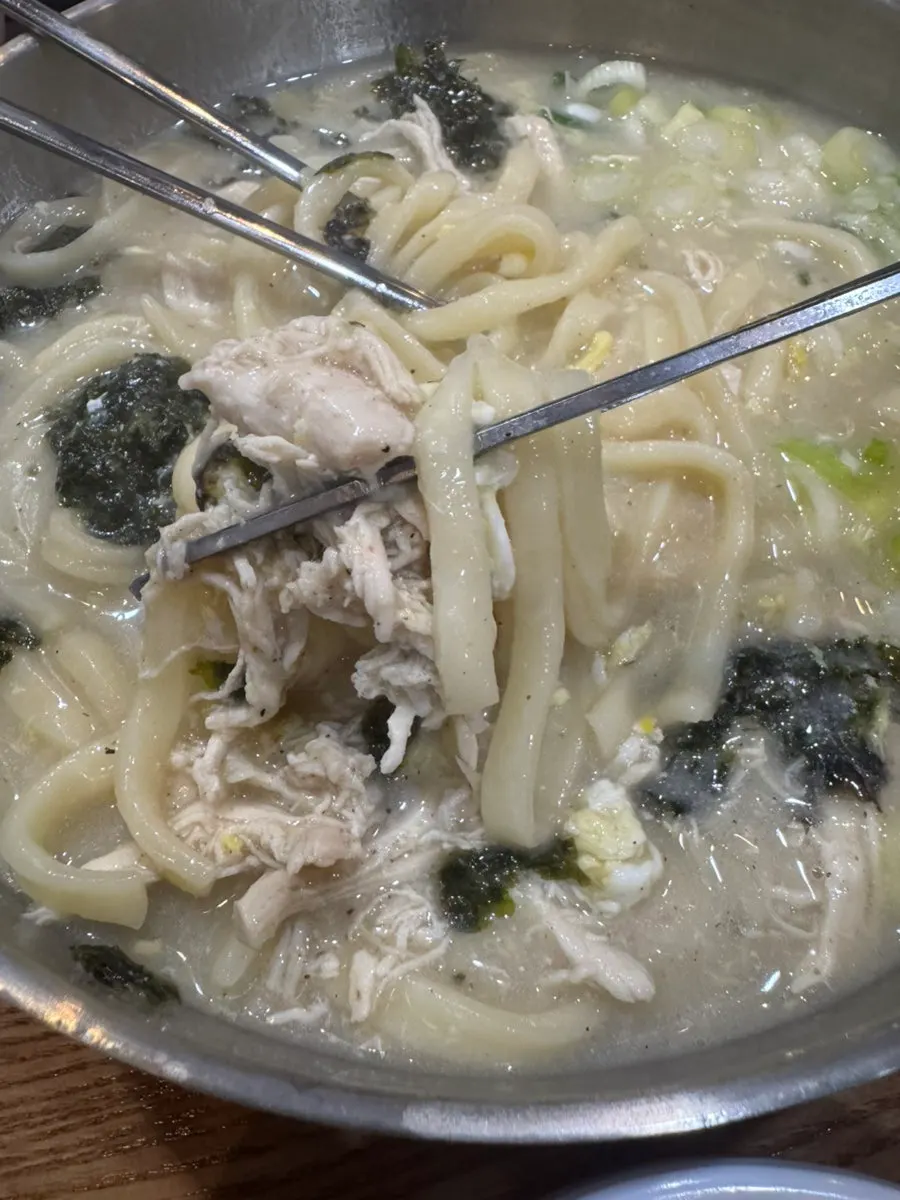 Original Hanyang Dak Kalguksu with pale chicken broth