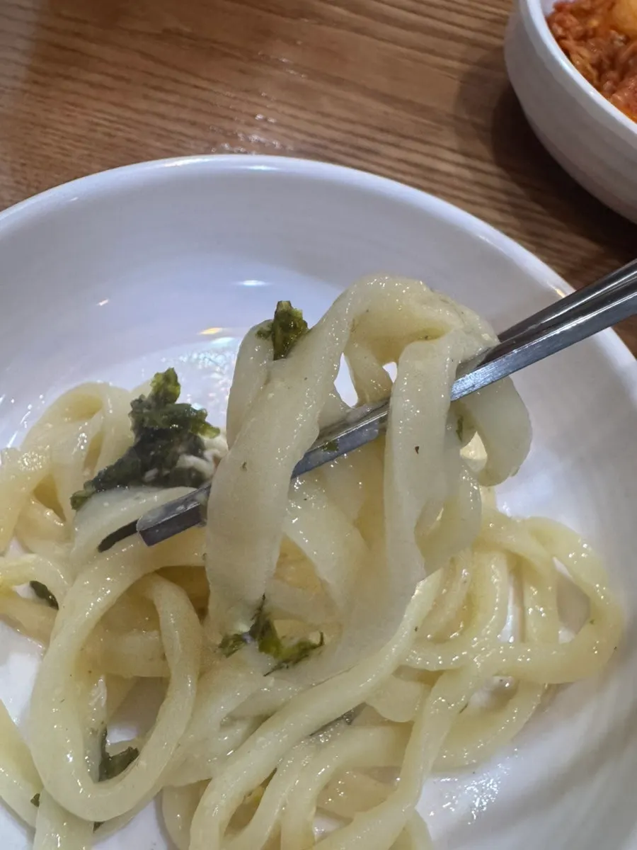 Kalguksu noodles topped with shredded chicken