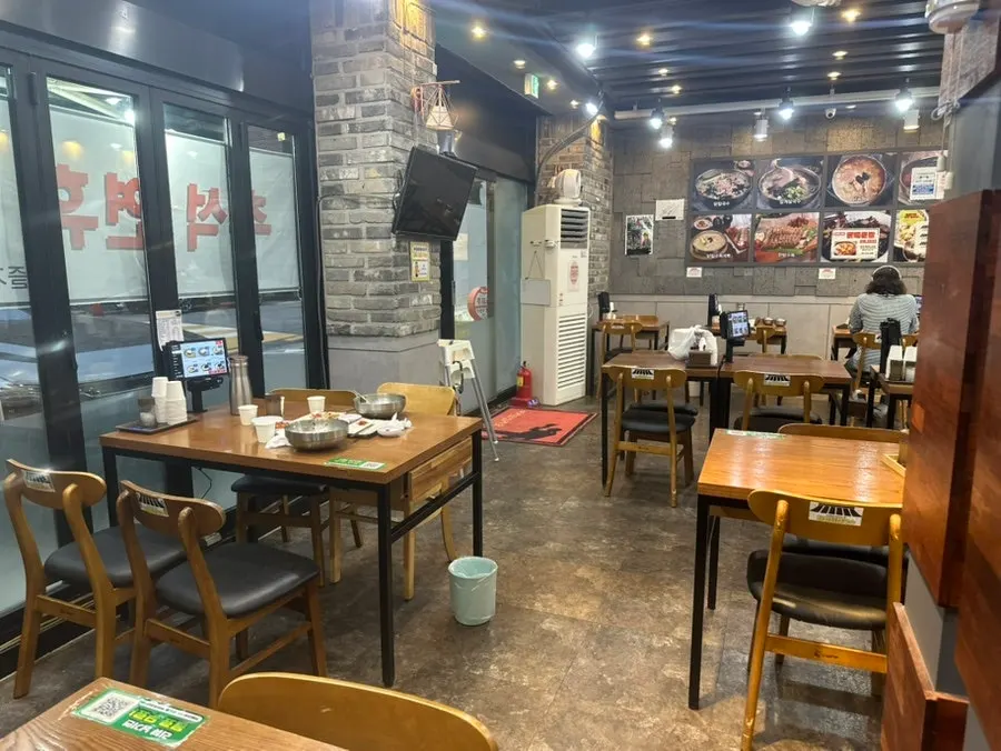 테이블에 놓인 주문용 태블릿