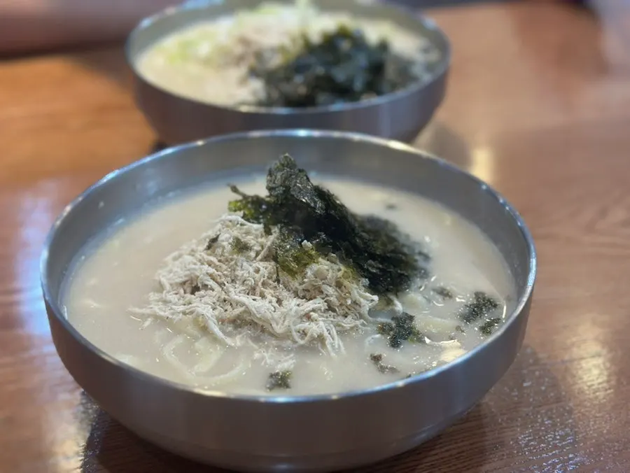 김치와 단무지를 담는 셀프바
