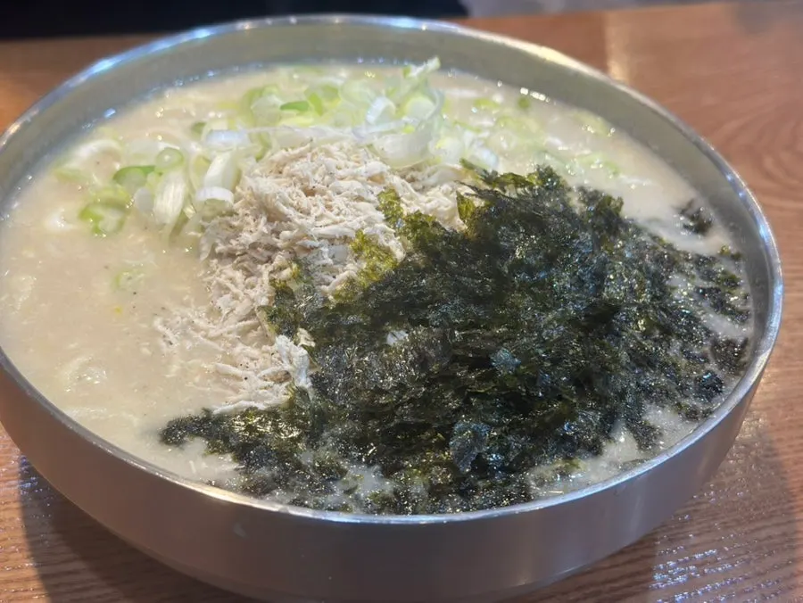 칼국수와 사이드가 차려진 한 상
