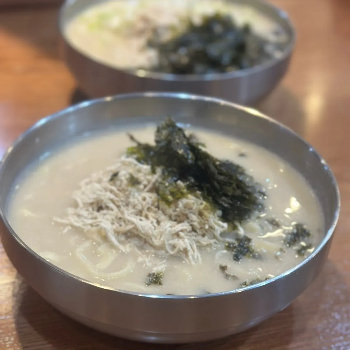 계란과 파, 닭고기가 올라간 한양닭칼국수