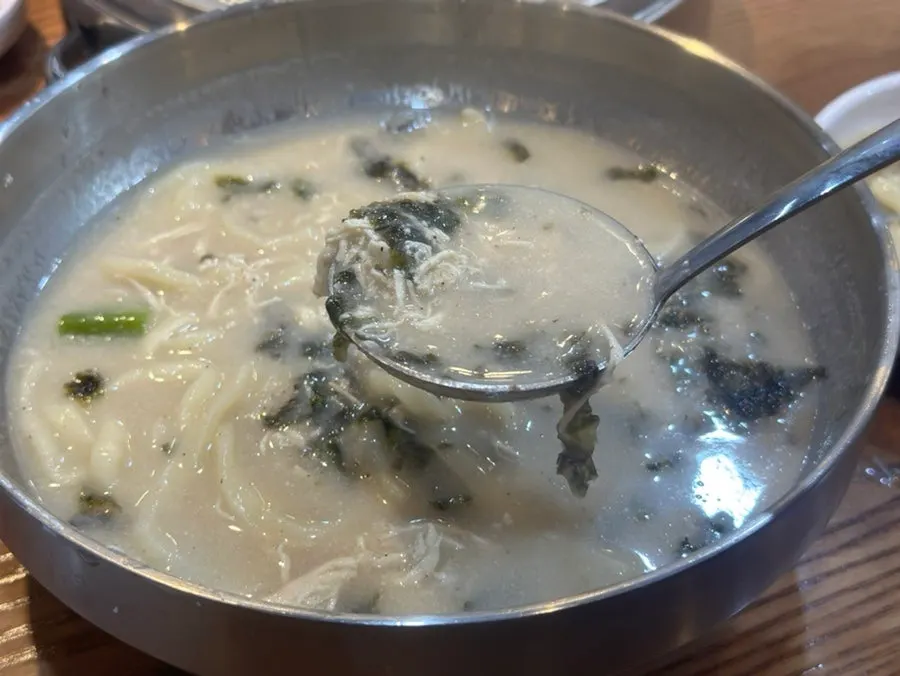 젓가락으로 들어 올린 자가제면 칼국수 면발