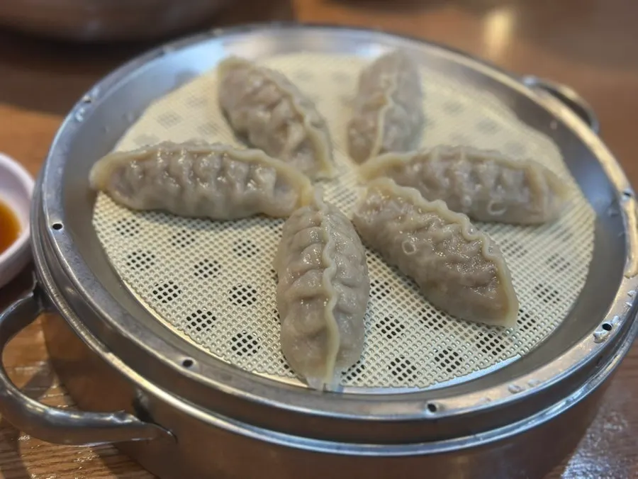 진한 닭육수 국물이 담긴 칼국수 그릇