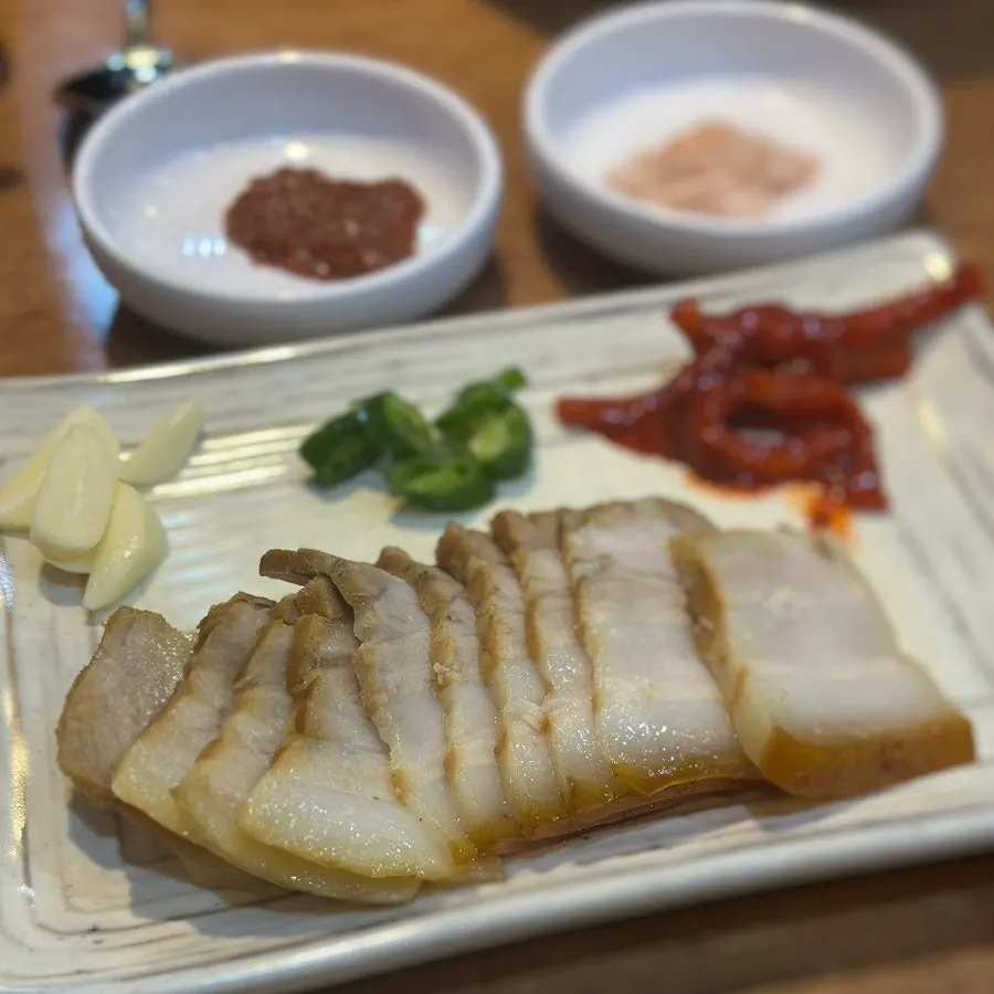 셀프바에서 가져온 덜매운 겉절이 김치와 단무지