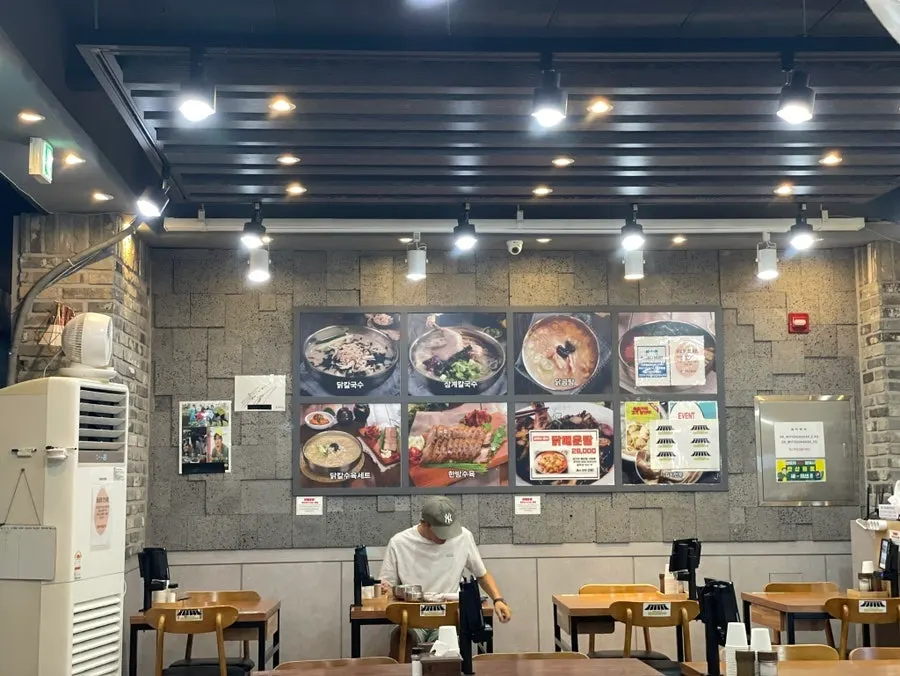 Exterior of Hanyang Dak Kalguksu Main Branch near Gyeongchal Hospital Station