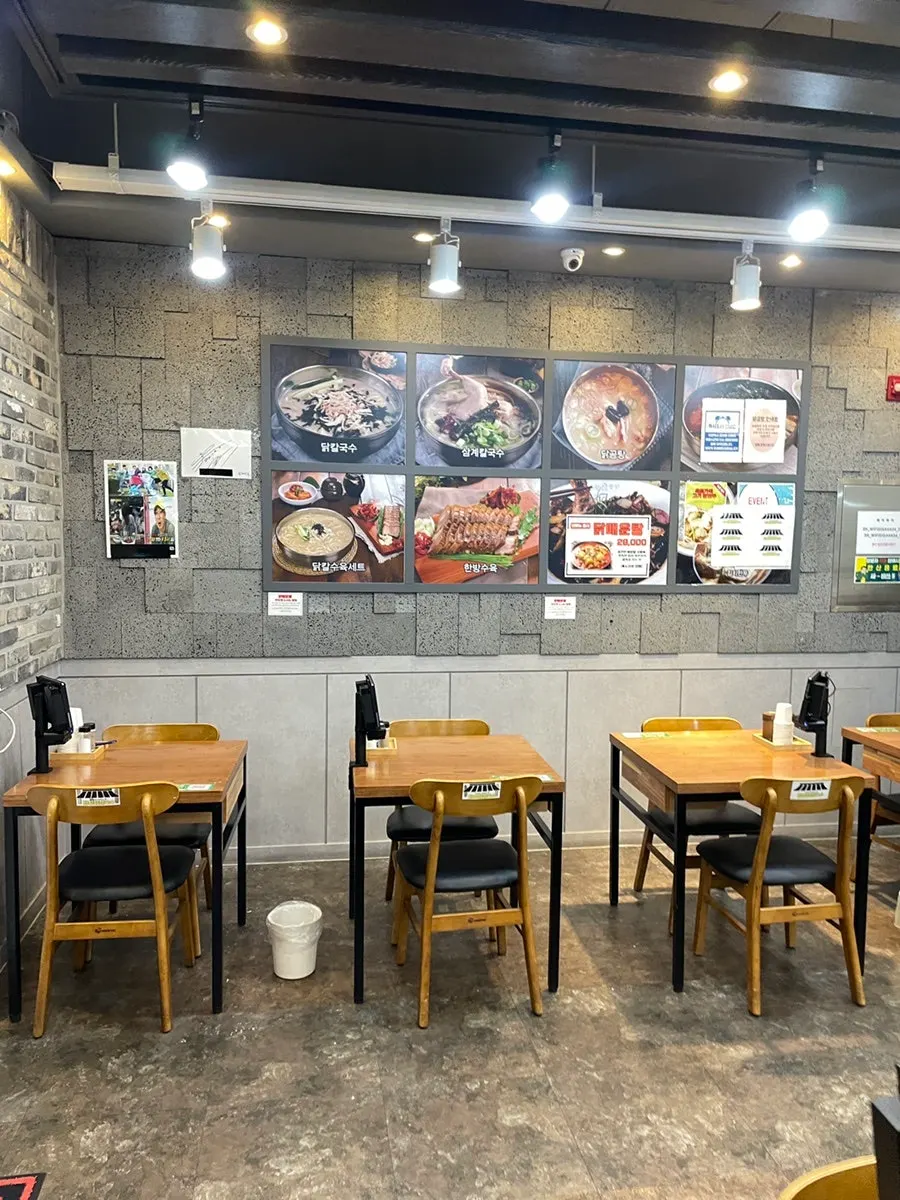 Overall view of the Hanyang Dak Kalguksu restaurant