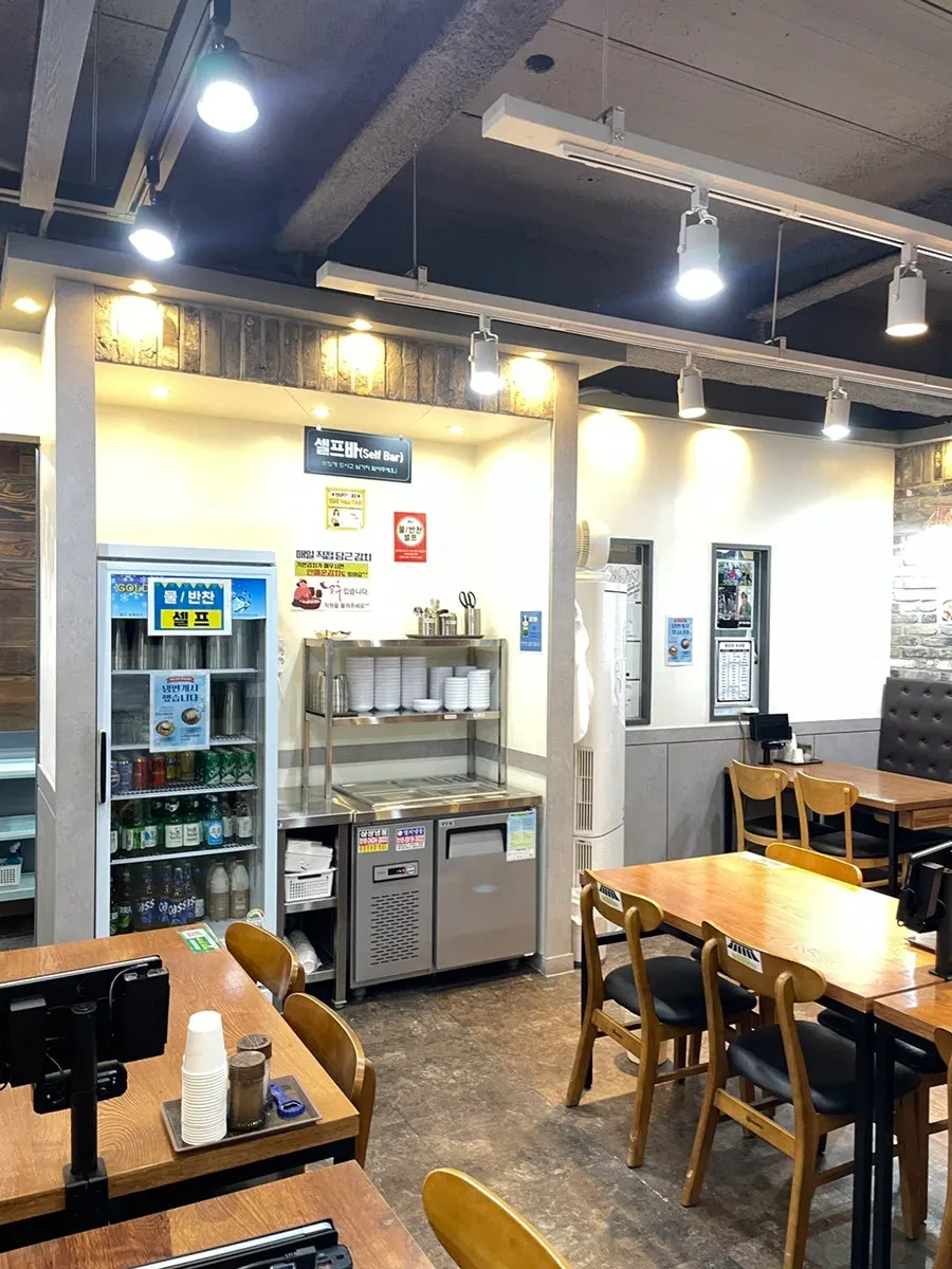 Interior seating area of Hanyang Dak Kalguksu