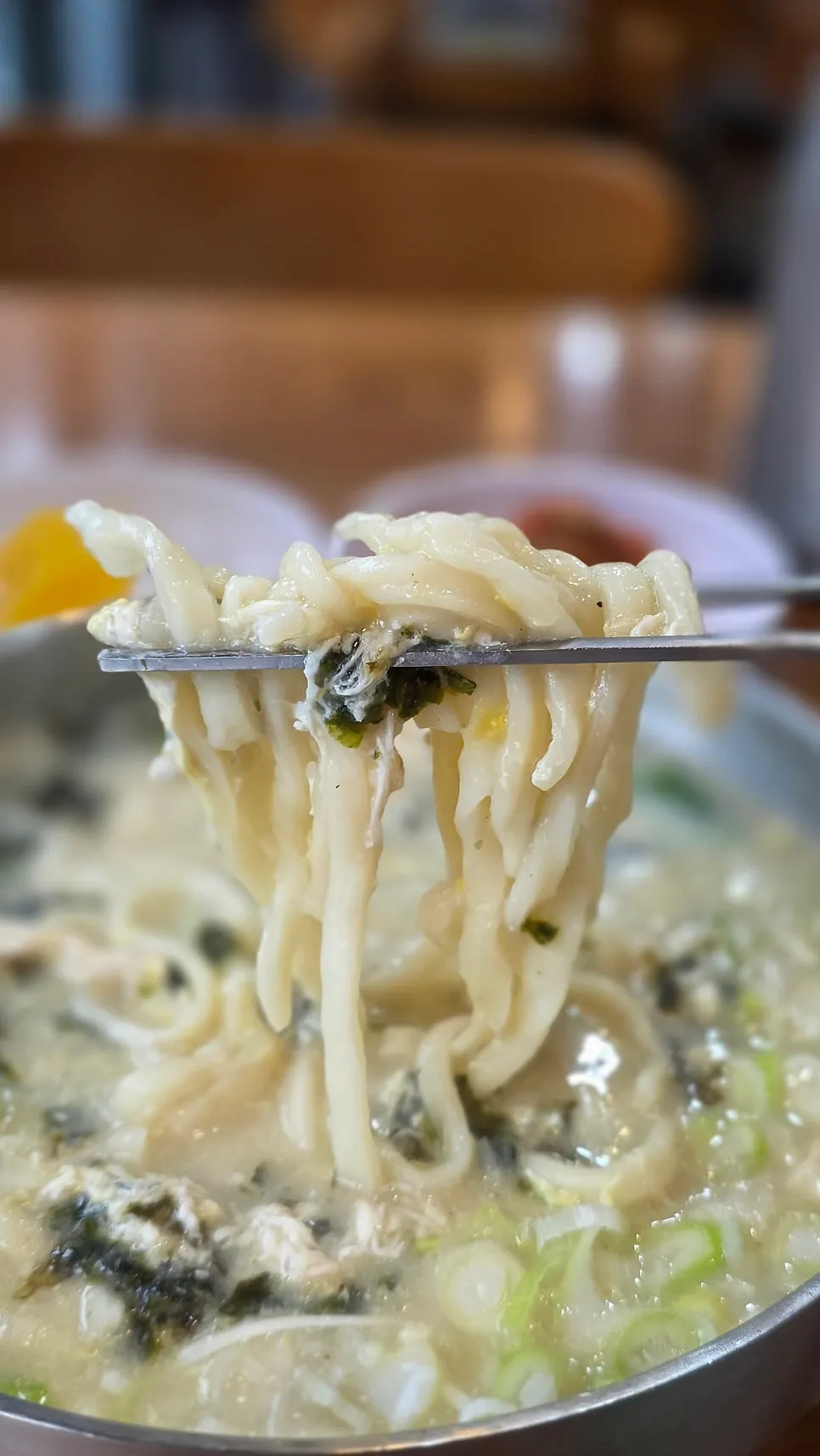 진한 닭육수 칼국수 한 그릇 세로 사진