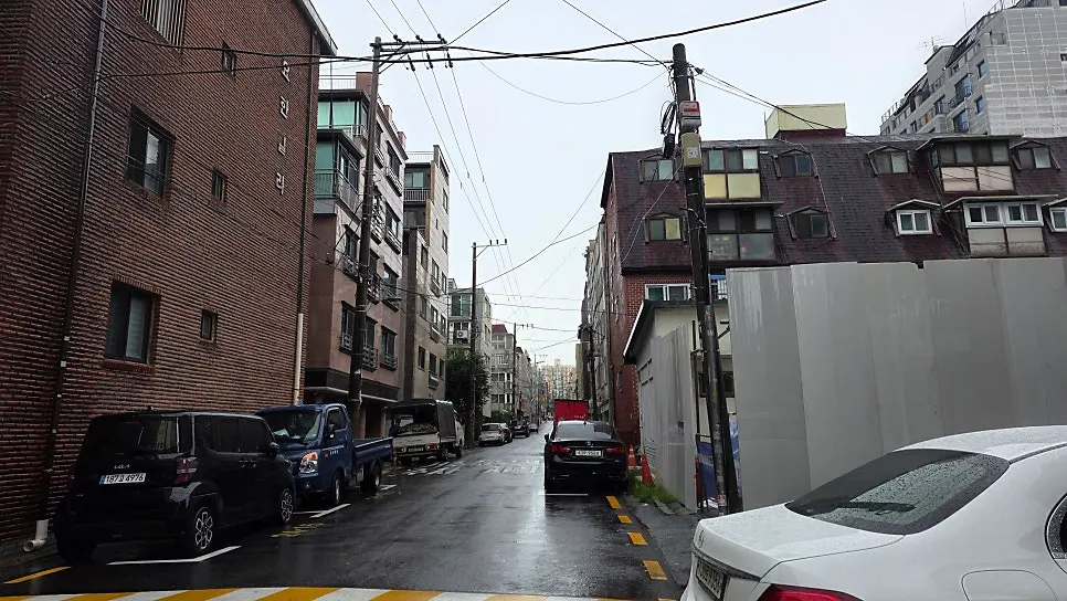 한양닭칼국수 본점 흰색 간판과 입구