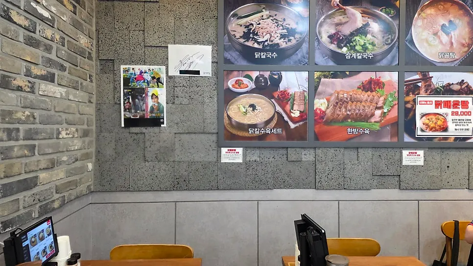 우드톤 테이블과 벽돌 벽이 있는 매장 내부