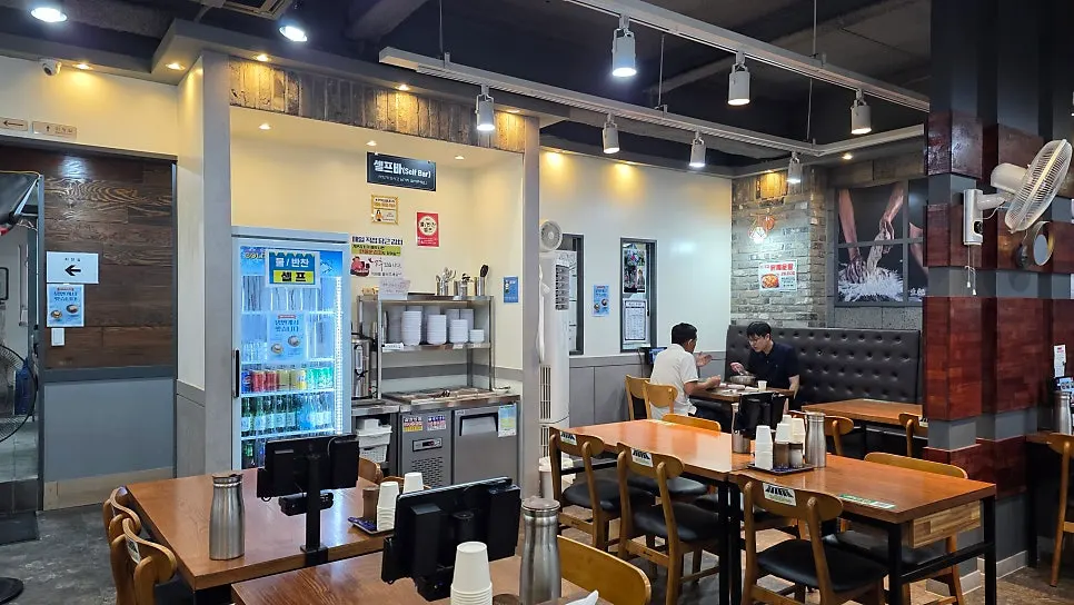 테이블에 설치된 주문용 태블릿