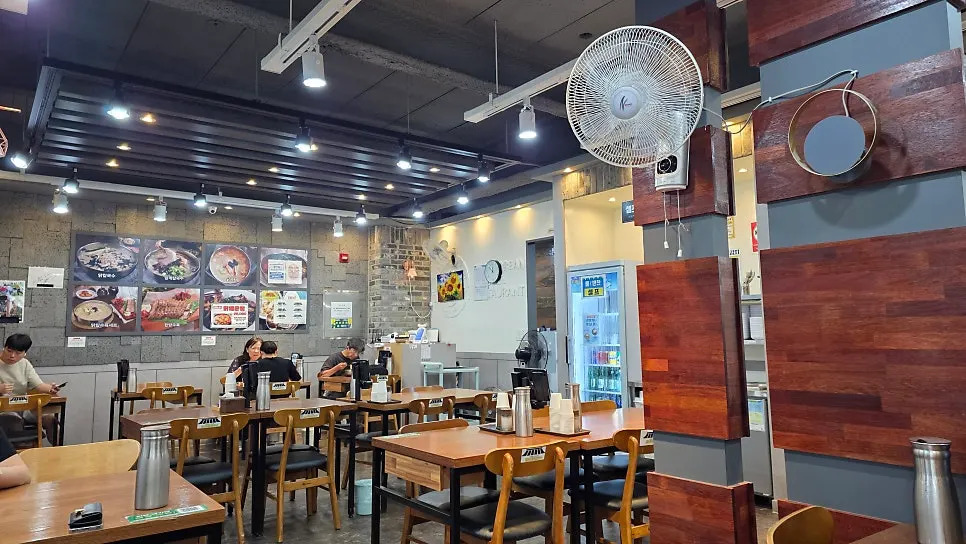 물과 반찬을 가져오는 셀프바