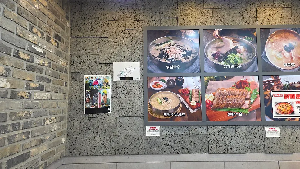 셀프바에 놓인 김치와 단무지