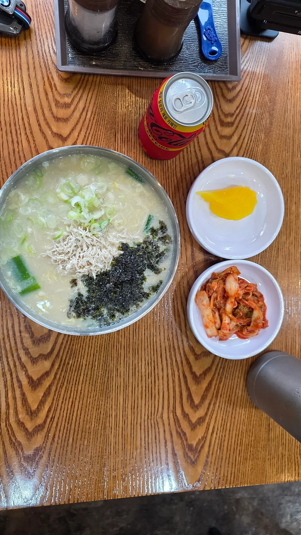 닭고기와 김가루 파가 올라간 닭칼국수